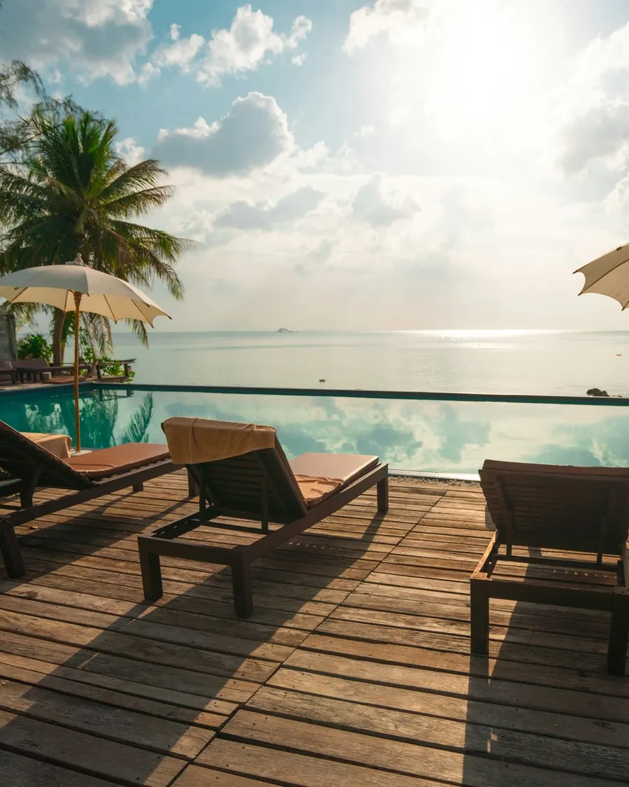 Ocean Suite — Floor-to-ceiling glass frames an uninterrupted horizon.